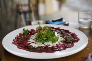 Kerstrecept: bietencarpaccio met crème fraîche, vijg en pistache