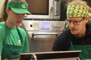 Oud-deelnemer helpt collega bij de Subway