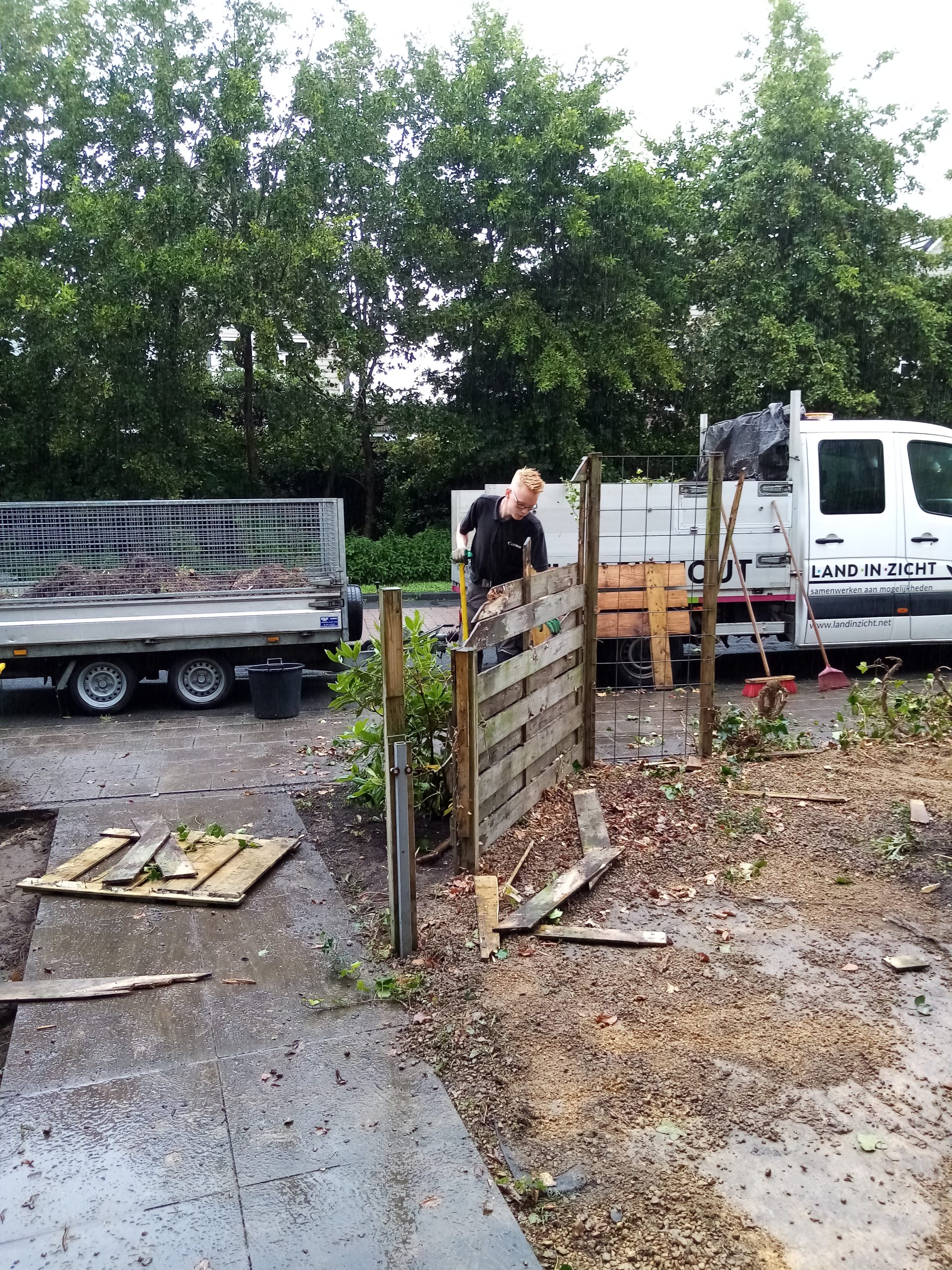 Sloopwerk en afvoeren oude schutting Sloopwerk oude schutting