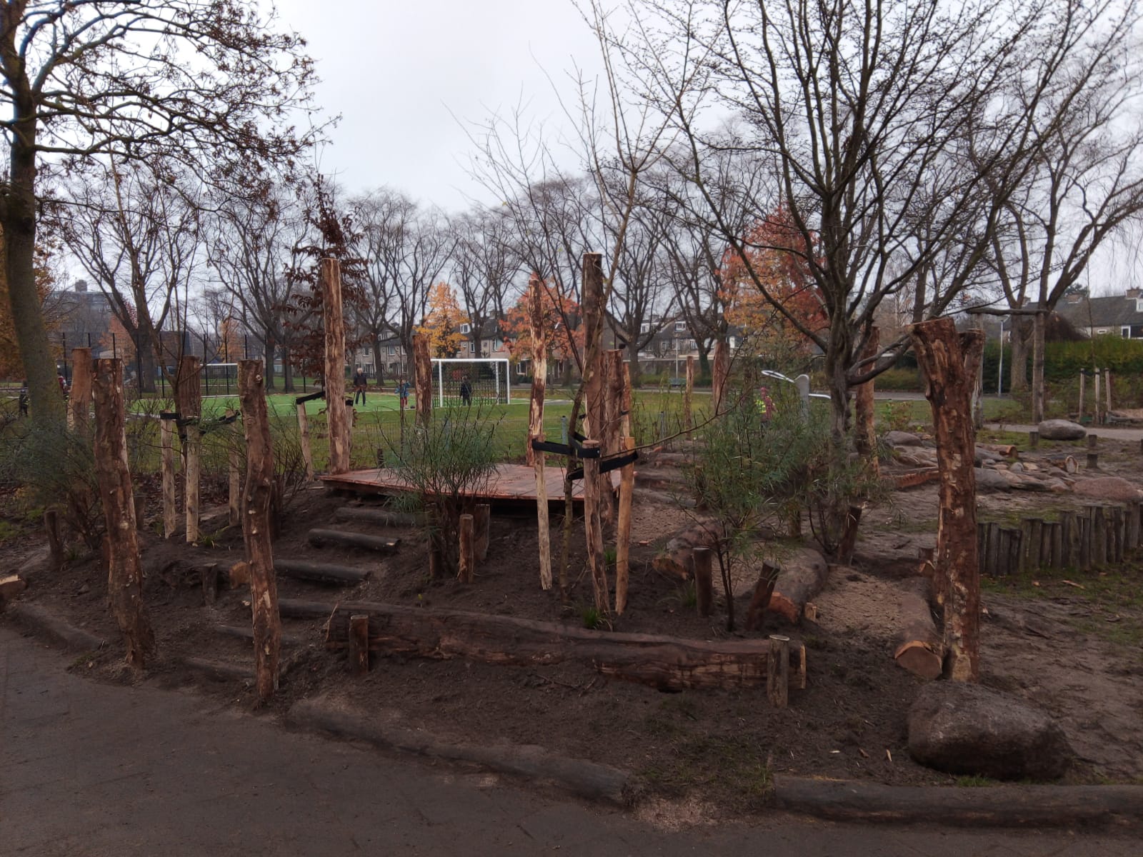Groenbedrijf schoolplein Amersfoort Waarom een groen schoolplein bijdraagt aan spelenderwijs leren Spelen ís leren. Op een plein met boomstammen, water, zand en hoogteverschillen gebeurt dat vanzelf. Kinderen gebruiken hun lijf, fantasie en zintuigen. Dat versterkt hun motoriek, creativiteit en sociale vaardigheden, aldus Jelle Dijkstra van Land in Zicht.