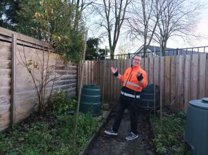 Klaas in zijn tuin Oud deelnemer Klaas in zijn tuin waar hij nu werkt na zijn re-integratie.