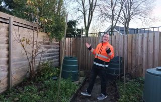 Oud deelnemer Klaas in zijn tuin waar hij nu werkt na zijn re-integratie.