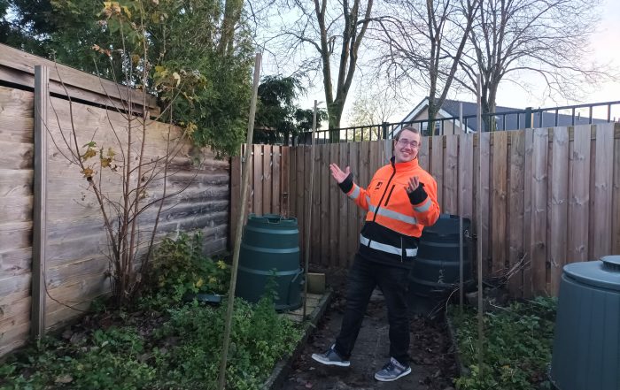 Oud deelnemer Klaas in zijn tuin waar hij nu werkt na zijn re-integratie.