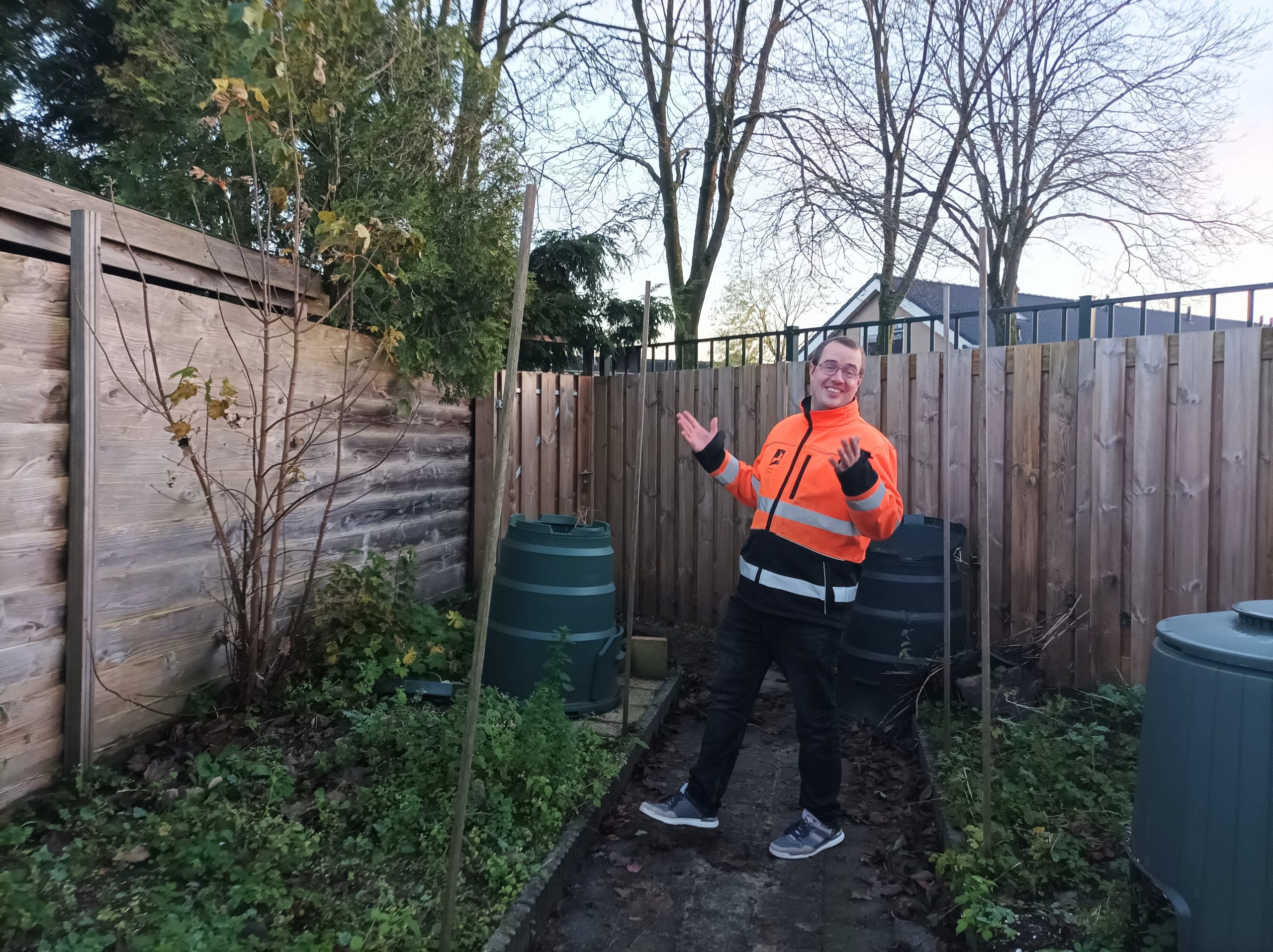Oud deelnemer Klaas in zijn tuin waar hij nu werkt na zijn re-integratie.