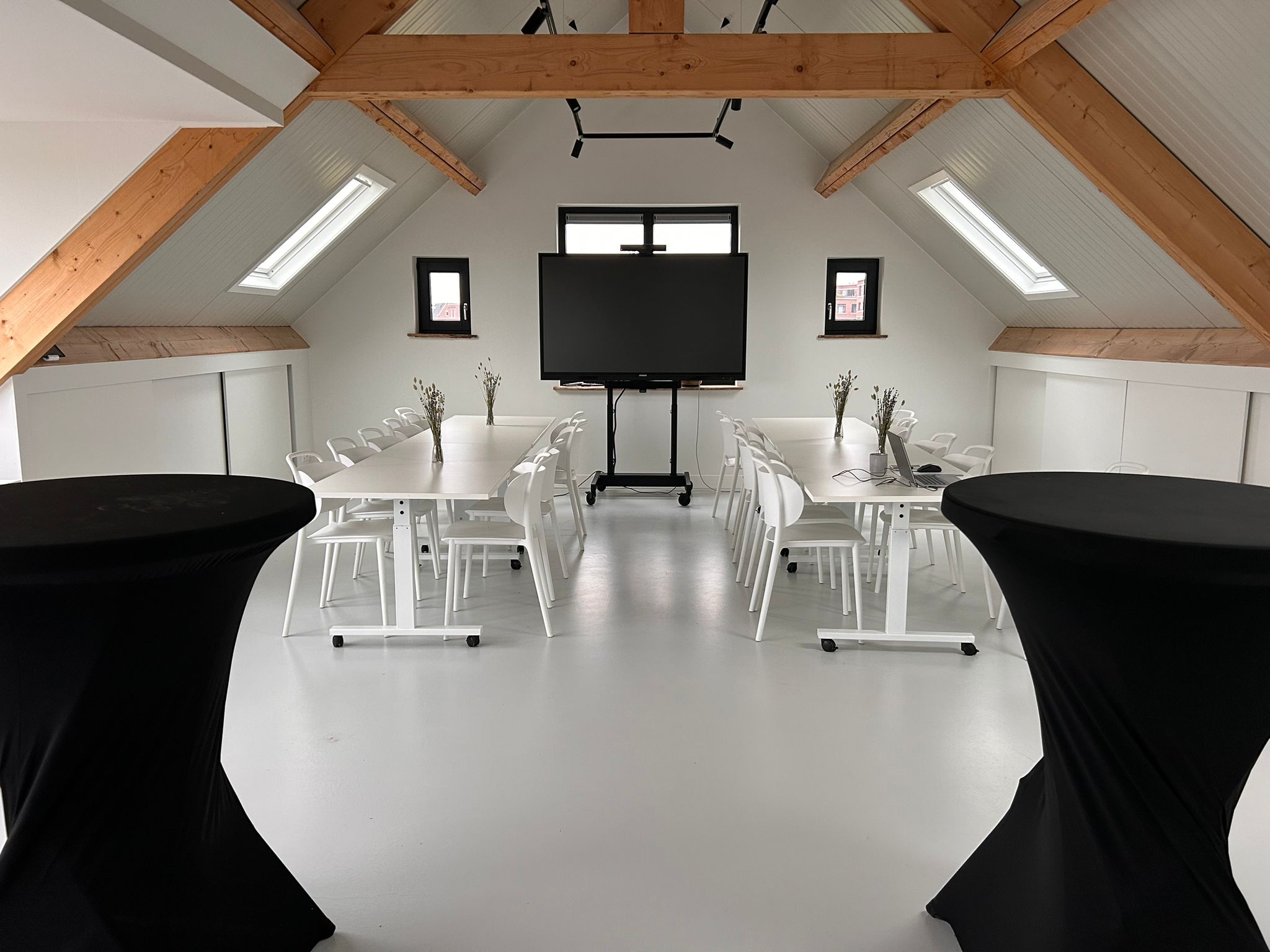 Land in Zicht, Zaal ruimte huren Land in Zicht, Zaal ruimte huren, mogelijkheid met sta tafel en zit vergadering te Amersfoort. Vergaderen in het groen en centraal gelegen.