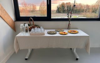 In de Woonkamer van Land in Zicht help je ook mee met het verzorgen van de catering voor verhuur.