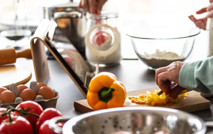 Bij Land in Zicht koken we met de dagbesteding ook samen in de keuken. We gebruiken hierbij groente en fruit uit eigen tuin. De keuken van het Theehuis is ook te boeken voor een kookworkshop.