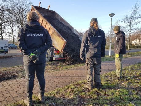 Kinderen planten eetbare struiken in het IVN Voedselbosje bij Montessoribasisschool De Kosmos in Hoogland.