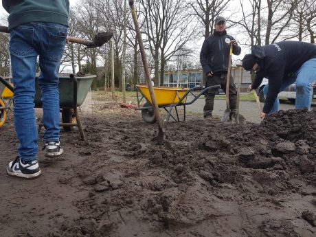 Leerlingen van Montessoribasisschool De Kosmos werken samen met Land in Zicht aan het aanleggen van een Voedselbosje.