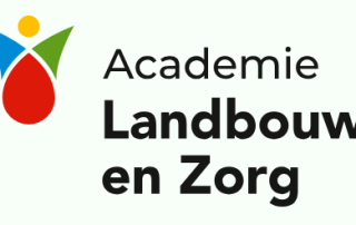 Als zorgprofessional in de landbouw en zorg heb je dagelijks te maken met nieuwe uitdagingen en ontwikkelingen in de sector. Academie Landbouw en Zorg kent de ontwikkelingen en de kansen en vertalen deze naar beroepsgerichte opleidingen, trainingen en cursussen voor zorgprofessionals. Deze stellen je in staat vernieuwende inzichten en vakkennis op te doen op het eigen niveau en passend bij de eigen praktijksituatie. Jezelf ontwikkelen en kennis delen zorgt voor deskundigheid, verbinding en zal ook anderen inspireren.