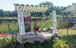 Op de Groene Markt zul je ook Denise en Jelle van Land in Zicht vinden. Zij staan klaar om kennis te maken en je te informeren, adviseren en laten genieten van wat Land in Zicht te bieden heeft. Verwacht plantgoed, oogst uit eigen tuin, baksels uit onze keuken en prachtig houtwerk vanuit onze werkplaats. Kom langs en ontdek de veelzijdigheid van Land in Zicht!