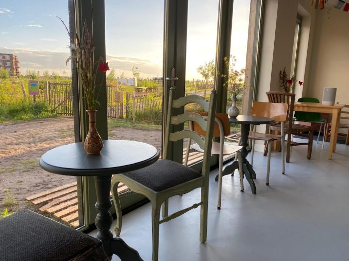 Theehuis van Land in Zicht gaat open op Tuinpark Laakzijde. Kom langs voor een kop koffie thee op het terras.