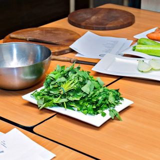 GoedUitje organiseert een kookworkshop en diner bij Land in Zicht. Een perfecte combinatie van creativiteit, teambuilding en genieten in een inspirerende omgeving.