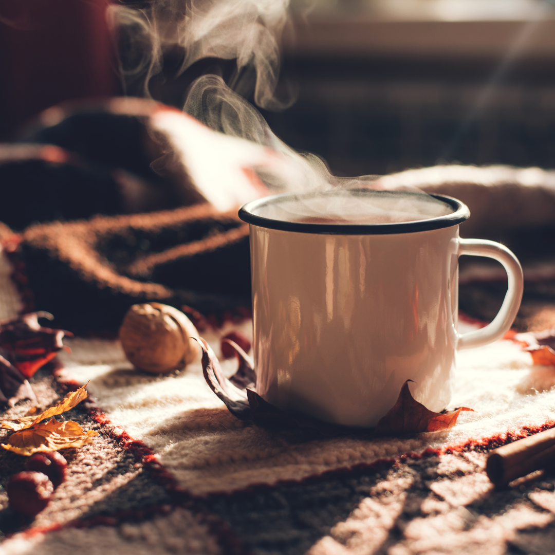 Vandaag is er een vriendinnengroep aanwezig in onze Woonkamer. Ze gaan heerlijk gezellig ongestoord kletsen, koffie/thee drinken en aan de slag met Femmy van de Verfplanterij met bloem hameren. Ook wel bekend als hapazoom.
