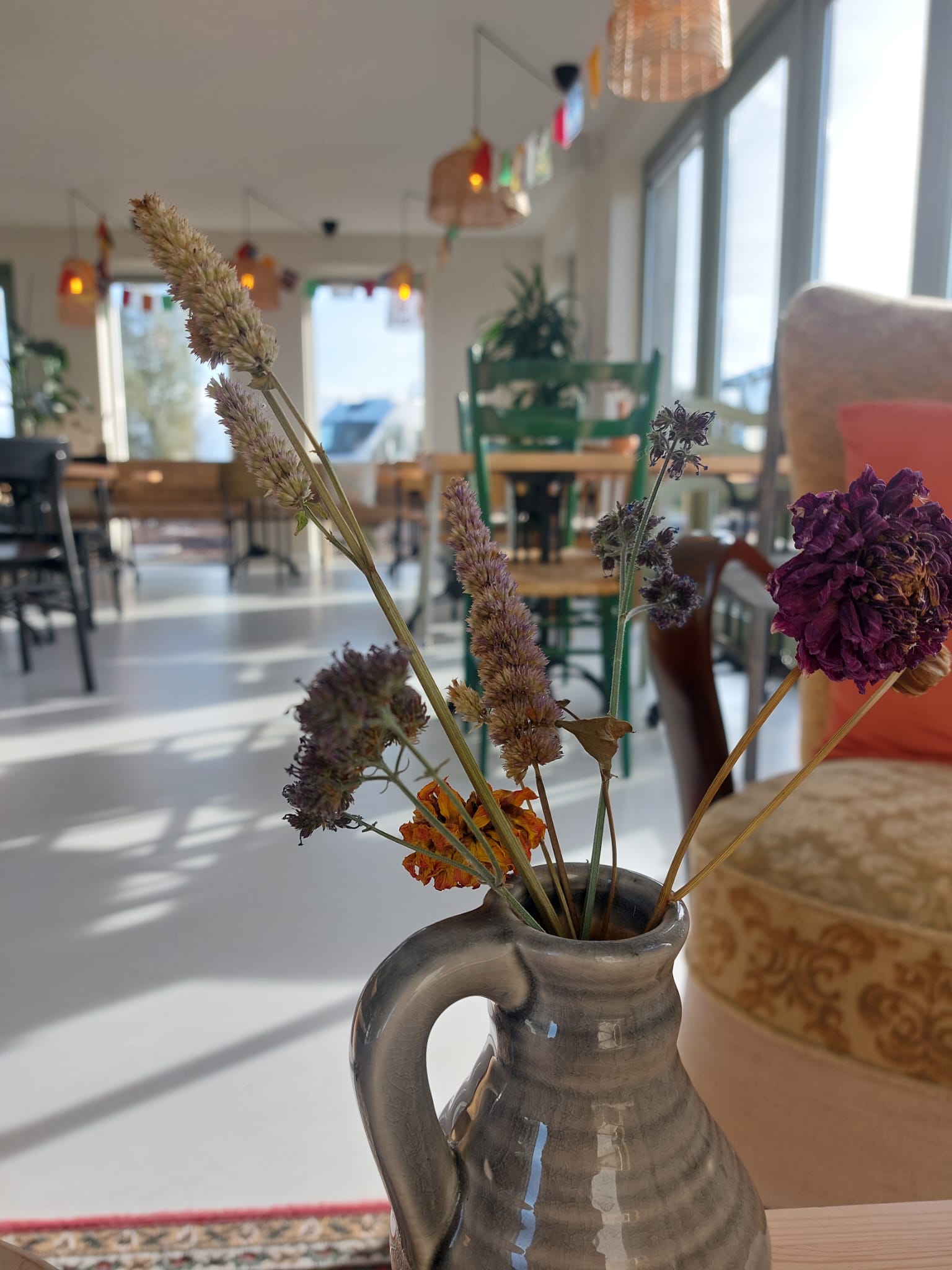 Theehuis droogbloemen In het Theehuis kun je heerlijk lunchen en ontspannen. Veel bezoekers komen langs na een wandeling langs de Laak over door Waterrijk. Anderen komen langs na een fietstocht vanuit Nijkerk of verderop uit Vathorst.