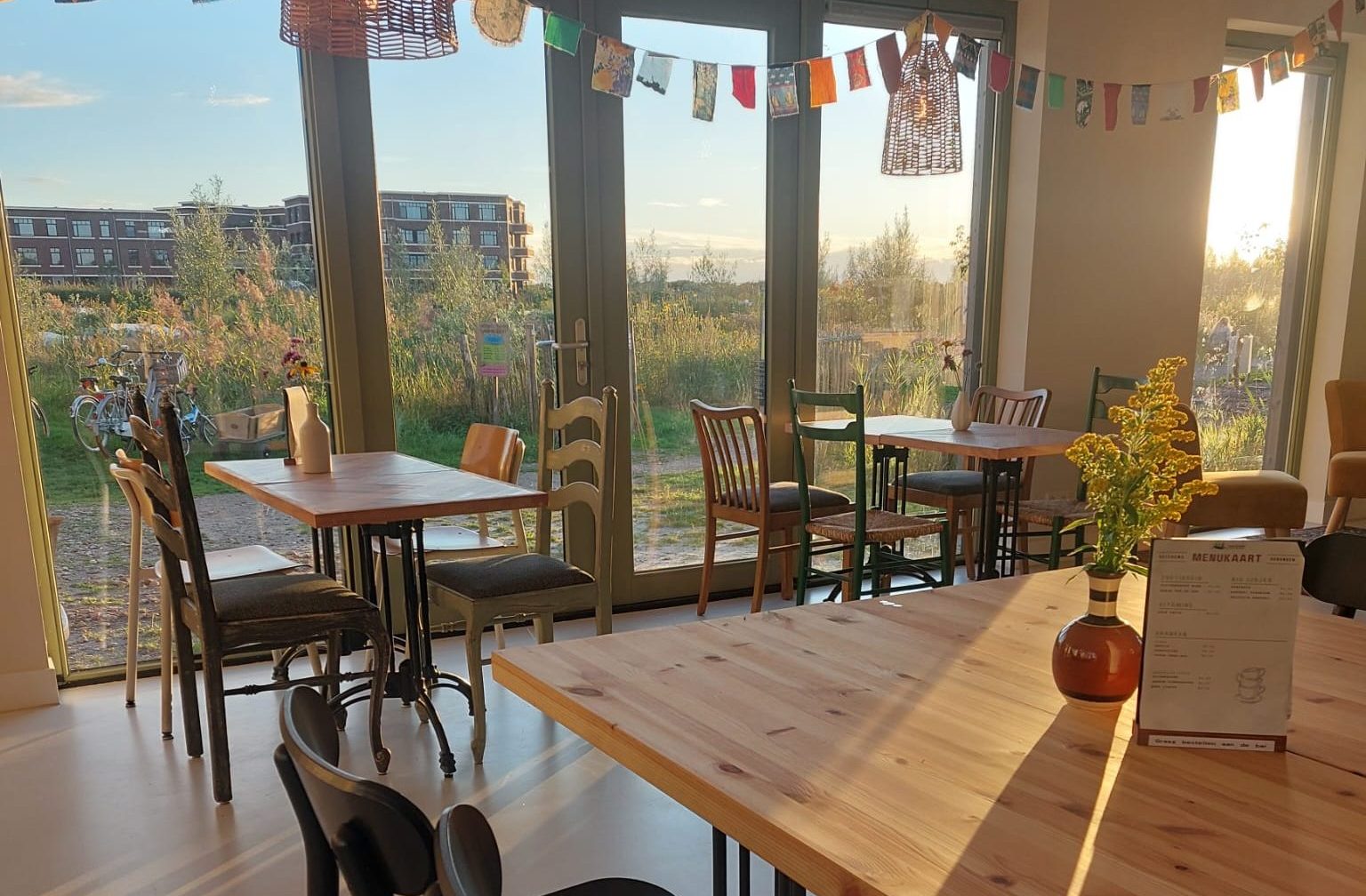 Theehuis ruimte uitzicht op de Tuinderij van Land in Zicht in Amersfoort Vathorst.