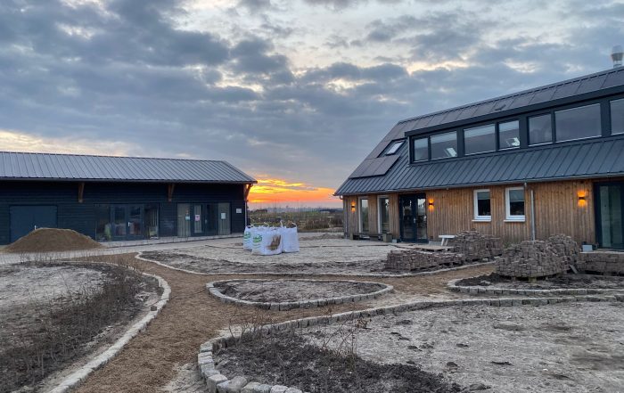 actiedag op 8 februari bij Tuinpark Laakzijde hebben we dit principe ook doorgevoerd met duurzaam hergebruik. De stenen die daar gelegd zijn, zijn allemaal tweedehands.