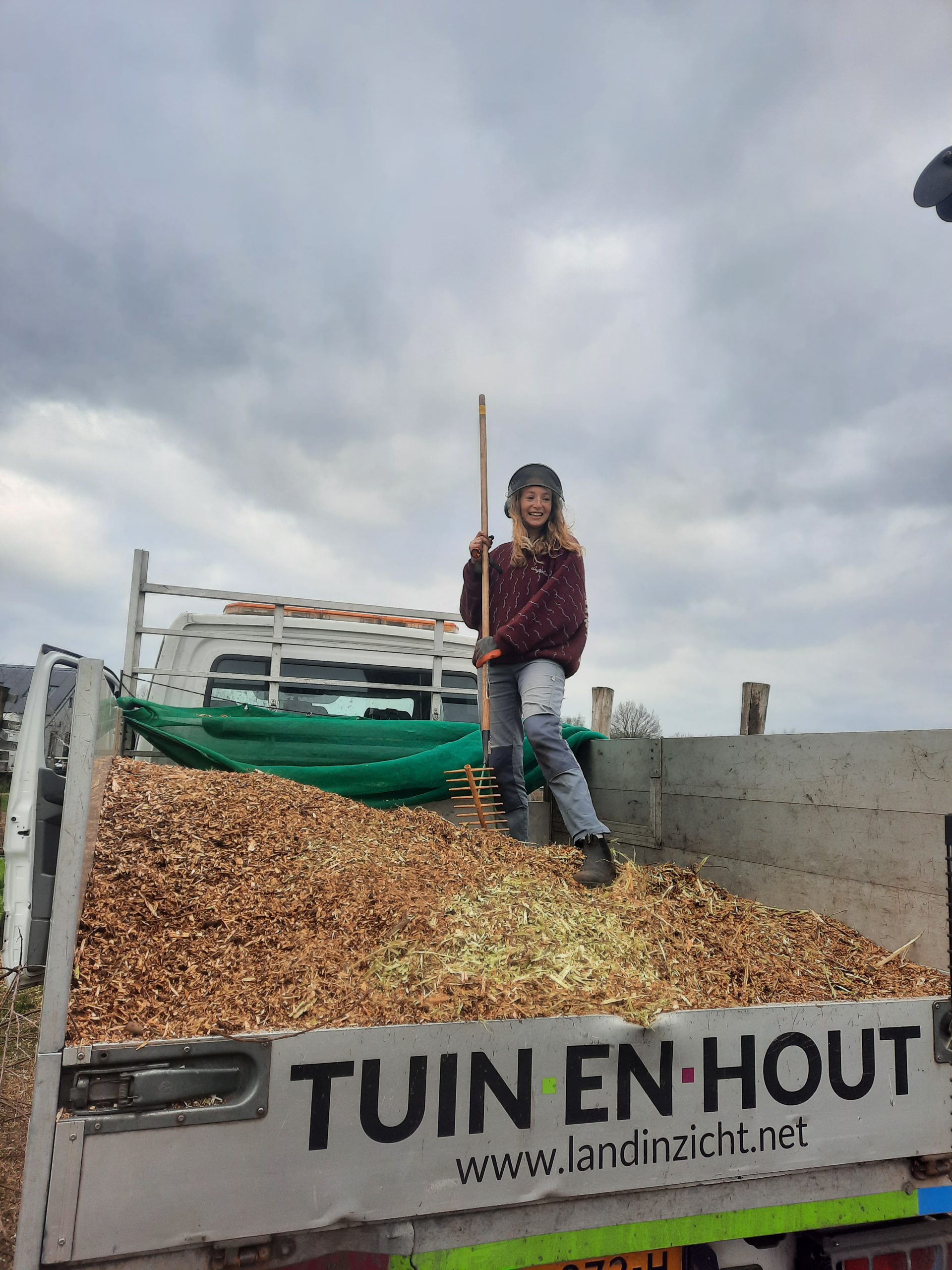 Duurzaam hergebruik Tuinder Nienke Boone Land in Zicht Takken en houtafval versnipperen we en hergebruiken we als bodembedekking op de paden van onze Tuinderij. Dit helpt om de bodem te beschermen, vocht vast te houden en onkruidgroei te beperken.
