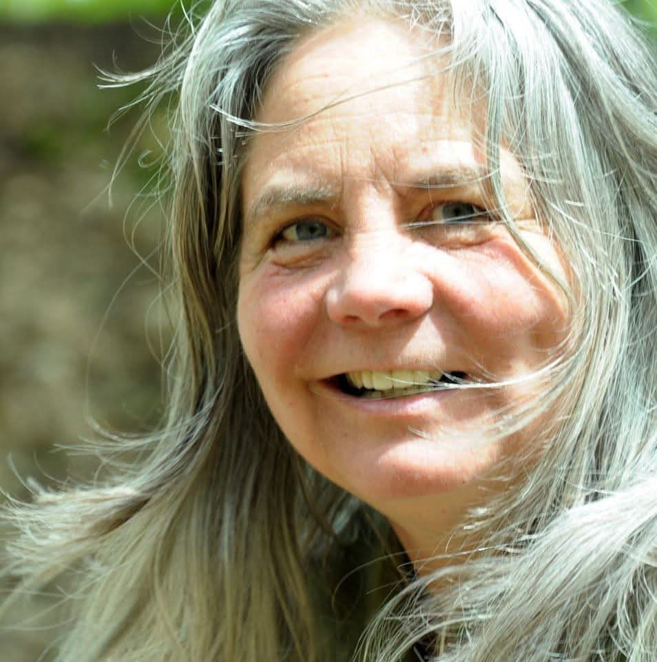 Sandra is begeleider, creatieveling en coördineert de activiteiten voor de dagbesteding bij Land in Zicht. Met haar enthousiasme en oog voor talent weet ze deelnemers te inspireren en uit te dagen. Of het nu gaat om een kunstzinnige workshop, een seizoensgebonden activiteit of een nieuw creatief project, Sandra zorgt voor een afwisselend en stimulerend programma waarin iedereen kan meedoen en groeien.