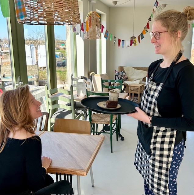 theehuis bijbaan bediening land in zicht Jij zorgt ervoor dat onze gasten zich welkom voelen en genieten van een smakelijke en ontspannen ervaring. Deze bijbaan bediening horeca biedt jou flexibele werktijden, een fijne werksfeer en de kans om te werken in een unieke, groene omgeving.