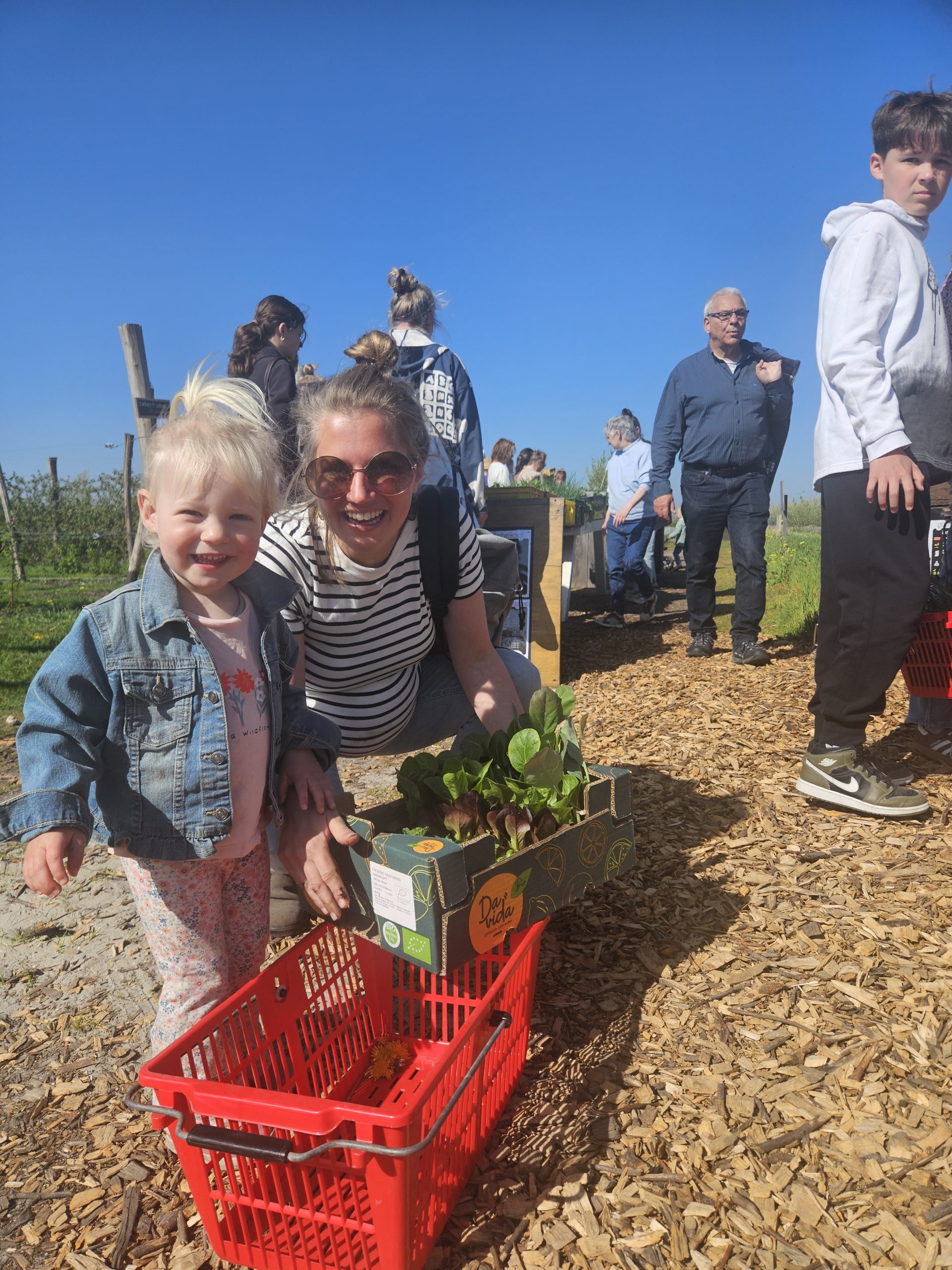 Plantjesdag Tuinderij gezin op pad Plantjesdag op de Tuinderij, kom gezellig langs en haal jonge plantjes voor in je eigen tuin.