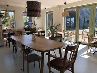 Gezellig ontbijten, koffie drinken, lunchen, taart eten, kletsen, spelletjes doen samen met je vrienden of vriendin. Neem je kinderen lekker mee voor in de zandbak, in de tuin of binnen. Het kan bij het Theehuis van Land in Zicht.