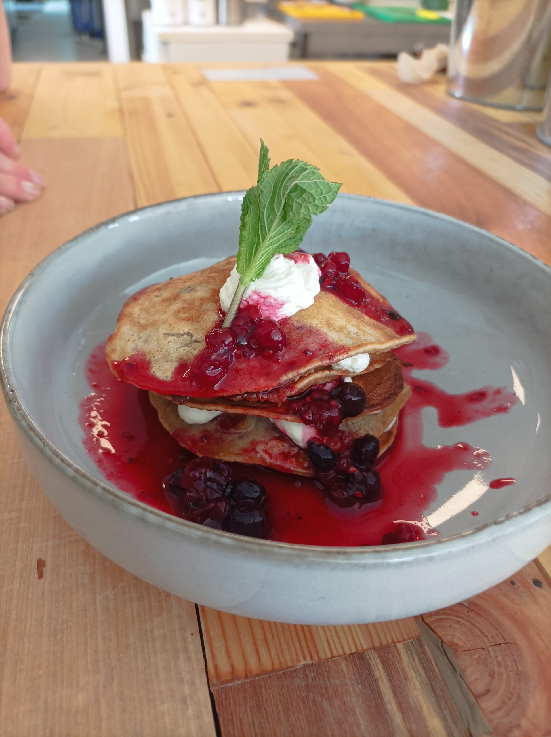 Heerlijk ontbijt pancakes Theehuis Land in Zicht Theehuis bij Land in Zicht is een ontbijt en lunch locatie nabij Laakse tuinen in Vathorst. In een rustig en groene omgeving kom je genieten van verse lokale gerechten.