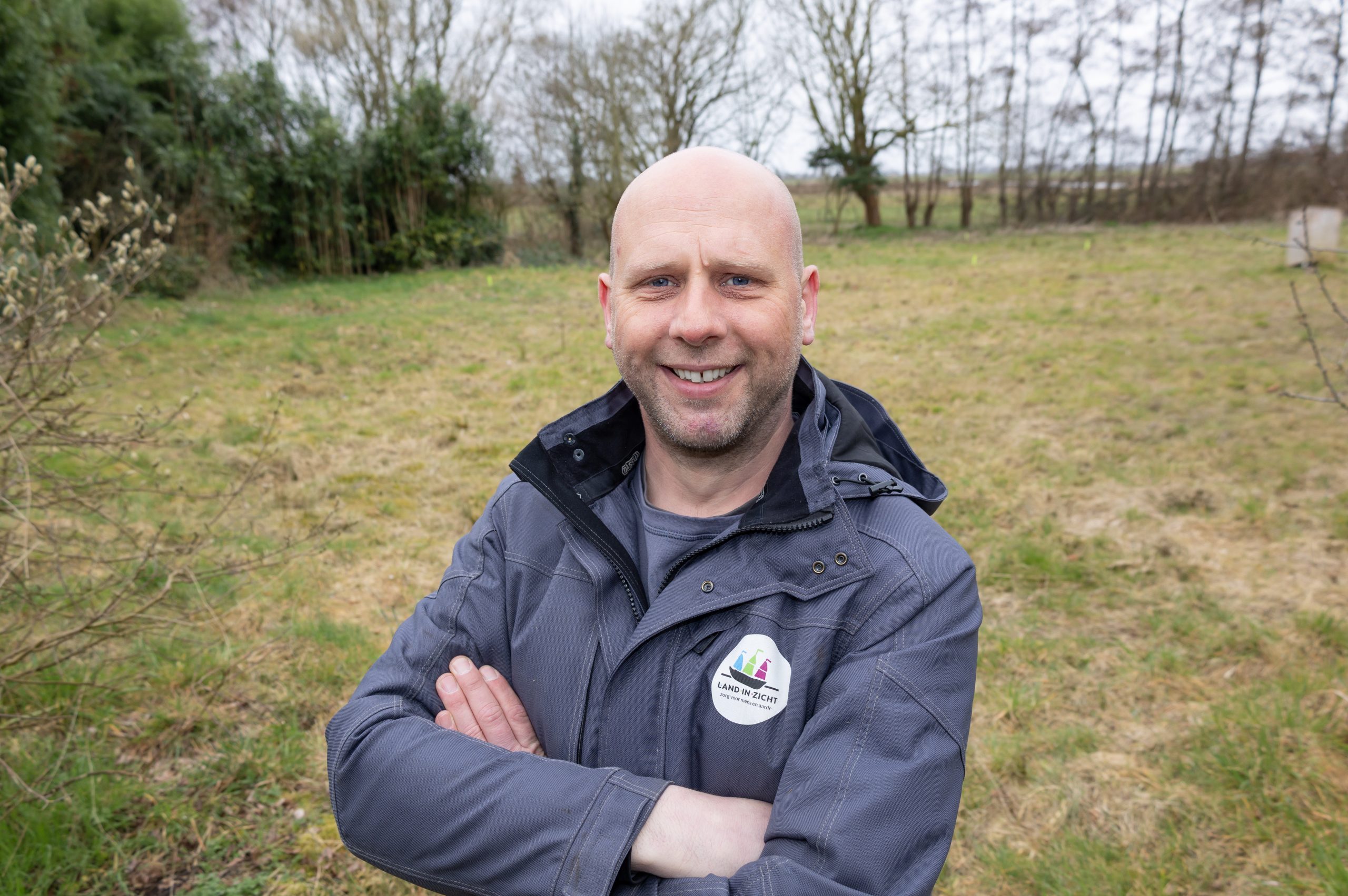 Jelle is de ecologisch hovenier bij Land in Zicht. Hij stuurt het groenbedrijf aan en voorziet instellingen, scholen en particulieren van mooie tuinen. Gewoon groen geregeld.
