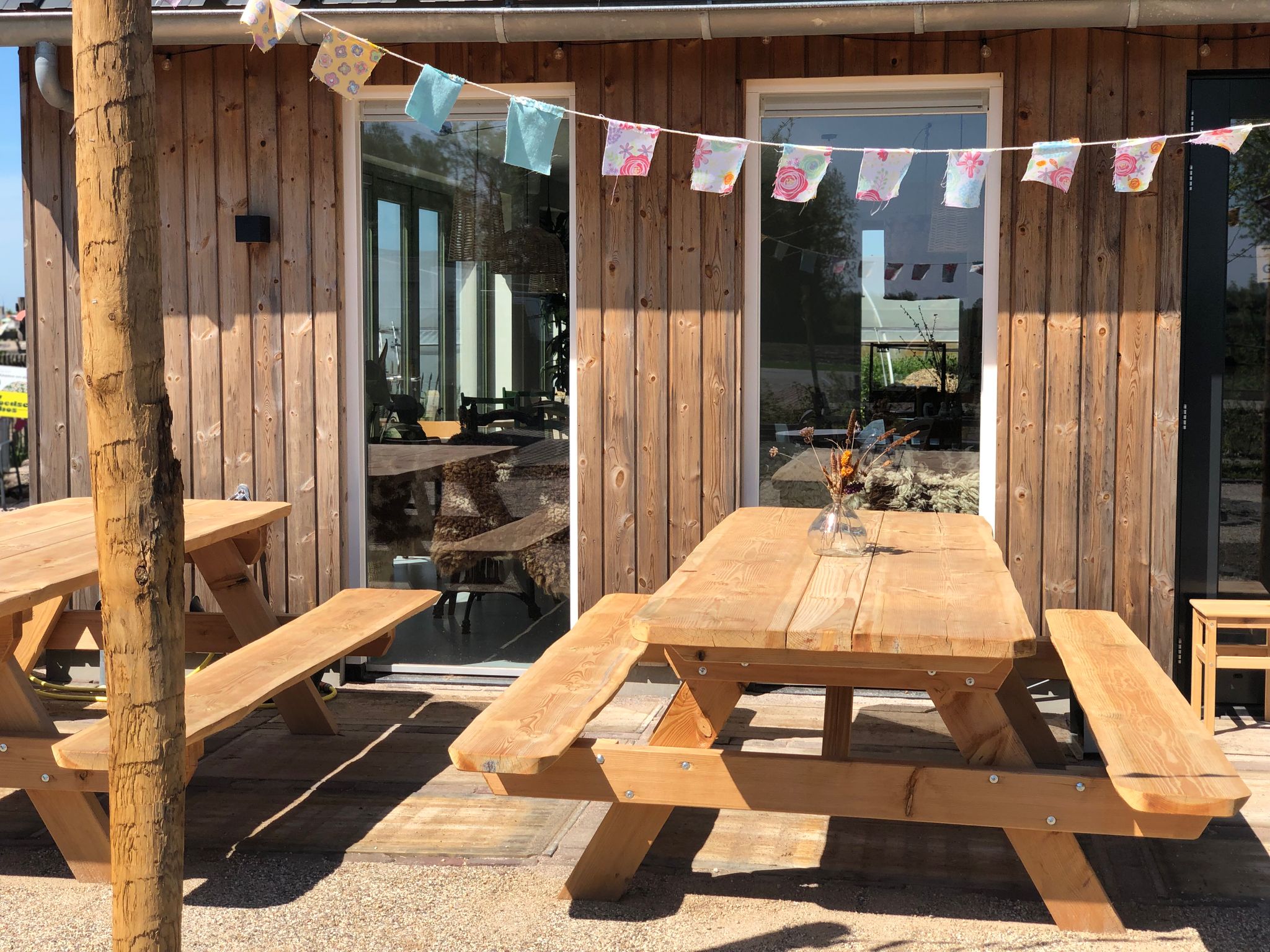 theehuis terras vathorst land in zicht picknicktafels