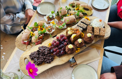 Gezellige High Tea Theehuis Land in Zicht in Amersfoort Vathorst Wij verzorgen catering op locatie en tijdens een zaalhuur moment. Een high tea bestellen is mogelijk.