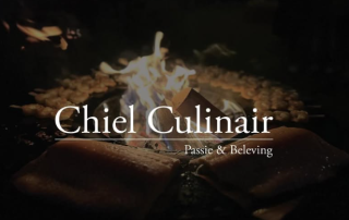 Bij Chiel Culinair gaat het om veel meer dan eten alleen. Het draait om beleving, om die momenten die je nooit meer vergeet. Intieme diners, bijzondere familiefeesten, 21-diners, bruiloften of zelfs een afscheid – ik voel me vereerd om deel uit te maken van die belangrijke gebeurtenissen. En juist in de kleinere, persoonlijke setting kan ik mijn passie voor koken met vuur en smaak echt tot leven laten komen. Elk gerecht vertelt een verhaal, met de warmte van het vuur en de sfeer die we samen creëren.