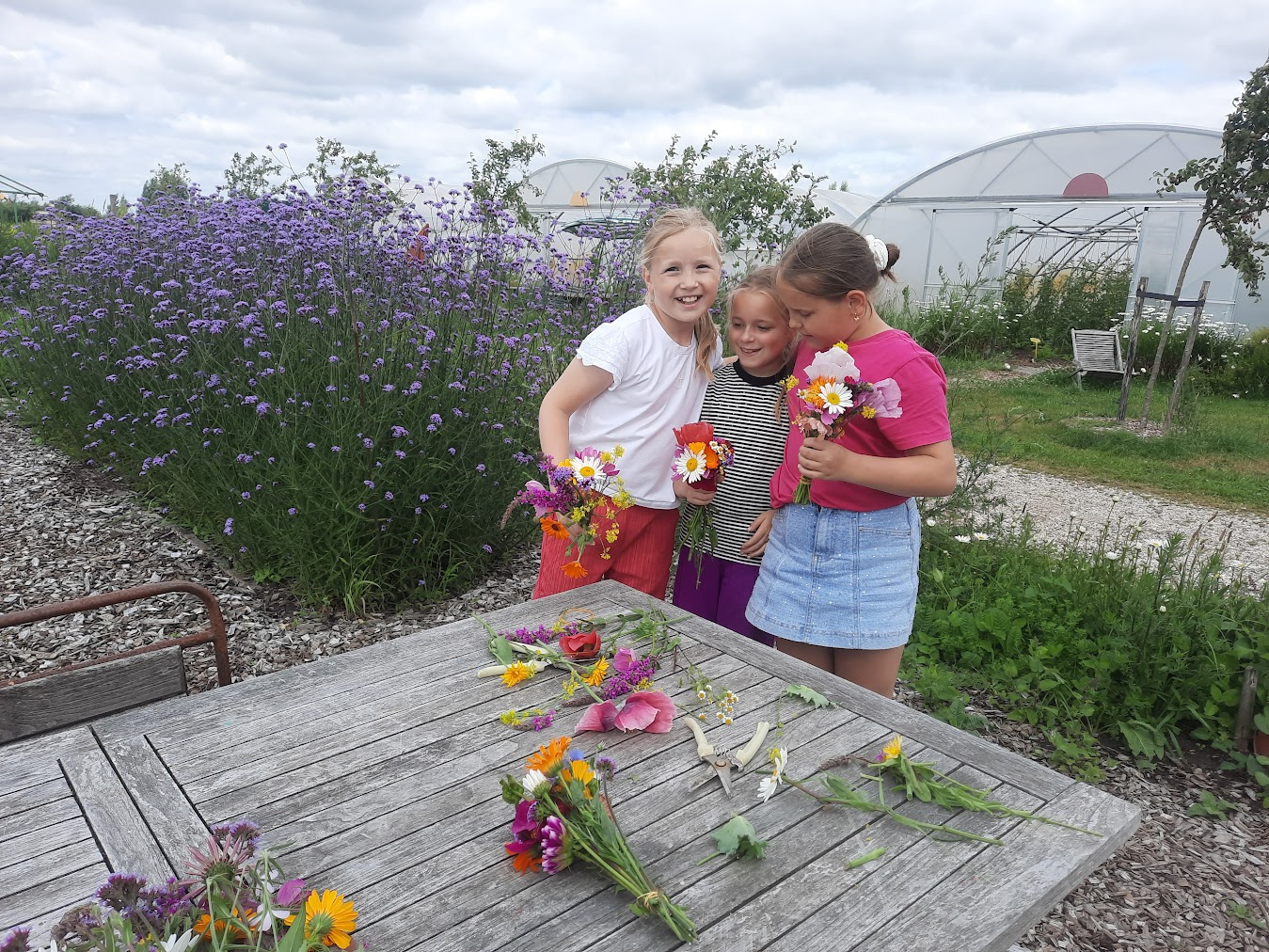Tuinderij bloemen plukken kinderbosje kidsproof Pluk een kleurrijk kinderboeket in de bloemenpluktuin voor maar €2,50 (op vertoon van je ZomerPretPas) Gezellig met vrienden en vriendinnen buiten zijn.