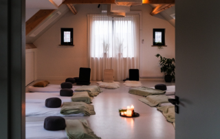 Tijdens een verbonden ademsessie geef je jezelf die ruimte. De ontmoeting met jezelf, te te voelen wat gehoord wil worden. Om te erkennen wat al die tijd niet gezien mocht worden. Met de zachte kracht van verbonden ademhaling ontdek je waar jij er niet kon of mocht zijn voor jezelf en nu.. ja nu is er wel alle ruimte voor. Georganiseerd in de Zaal van Land in Zicht.