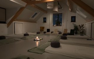 Ervaar diepe ontspanning en verbinding tijdens een ademsessie op 20 mei 2025 bij Hoeve Land in Zicht, Amersfoort-Vathorst. Laat spanning los, hervind je energie en open je hart in een veilige, liefdevolle omgeving met ervaren begeleiding. Slechts 10 plekken beschikbaar! Reserveer nu via www.monkeymindmassage.nl.