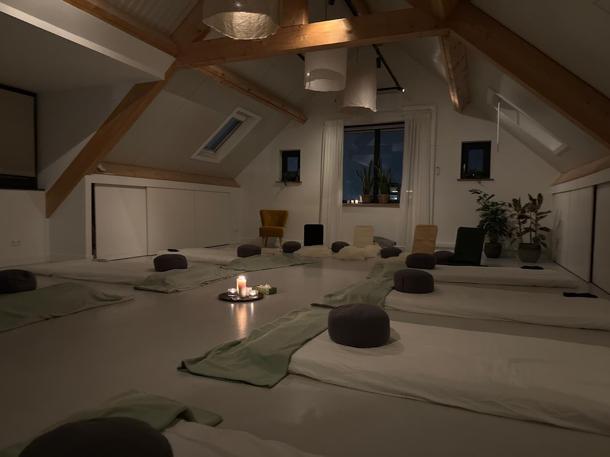 Ervaar diepe ontspanning en verbinding tijdens een ademsessie op 20 mei 2025 bij Hoeve Land in Zicht, Amersfoort-Vathorst. Laat spanning los, hervind je energie en open je hart in een veilige, liefdevolle omgeving met ervaren begeleiding. Slechts 10 plekken beschikbaar! Reserveer nu via www.monkeymindmassage.nl.