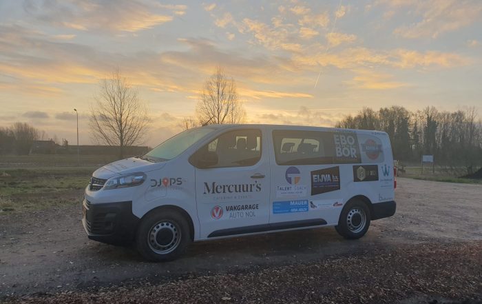 In samenwerking met Saam rijdt er een nieuwe elektrische zorgbus, duurzaam vervoer. Dankzij de steun van vele sponsoren is dit mogelijk gemaakt voor de dagbesteding van Land in Zicht.