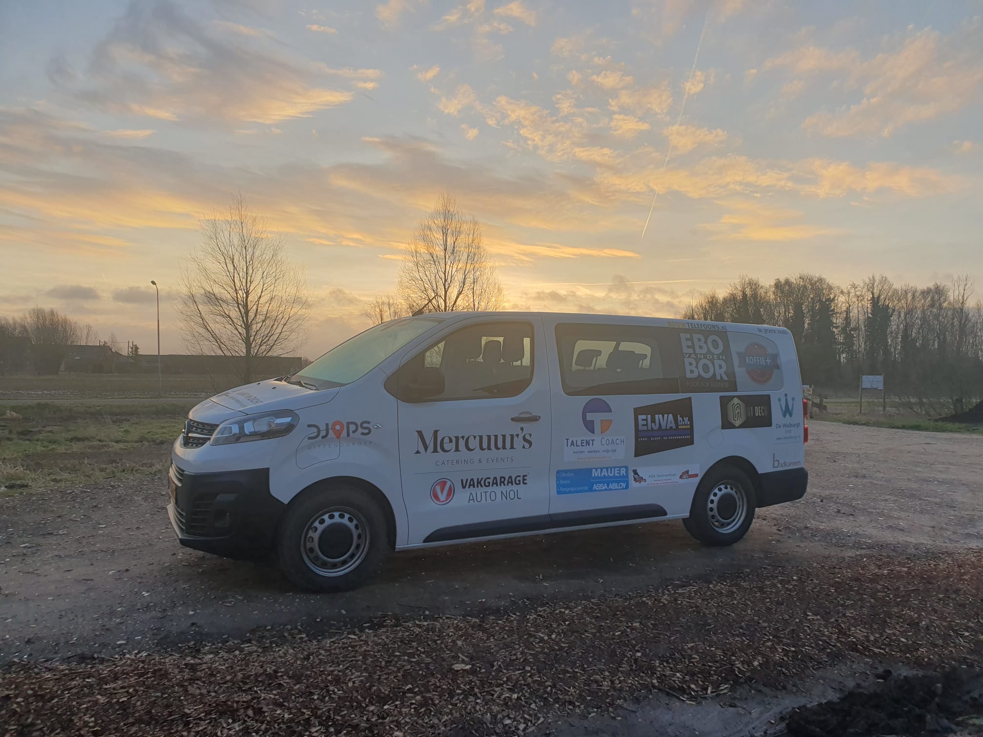 In samenwerking met Saam rijdt er een nieuwe elektrische zorgbus, duurzaam vervoer. Dankzij de steun van vele sponsoren is dit mogelijk gemaakt voor de dagbesteding van Land in Zicht.