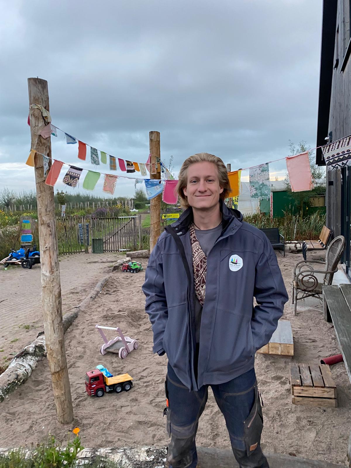 Hidde is onze hovenier bij het hoveniersbedrijf van Land in Zicht. Hij werkt samen met de zorgbegeleiding naar tuinen die een ecologisch karakter hebben.