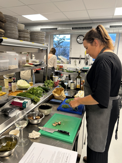 Keuken huren Land in Zicht Teamuitje koken samen in de keuken van Theehuis Land in Zicht in Amersfoort. Centraal gelegen