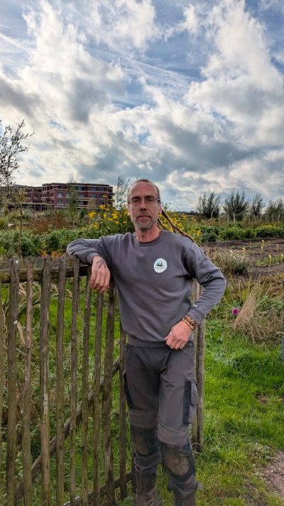 Pascal van Rees is hovenier bij Land in Zicht. Hij werkt in ecologische tuinen, doet aanlegklussen en richt je tuin opnieuw in voor regenwater afvoer.