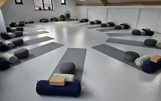 Yoga lessen of cursus kun je organiseren in de Zaal van Land in Zicht in Amersfoort Vathorst. Je kunt je eigen materiaal meenemen, maar ook hebben wij yoga matjes liggen.