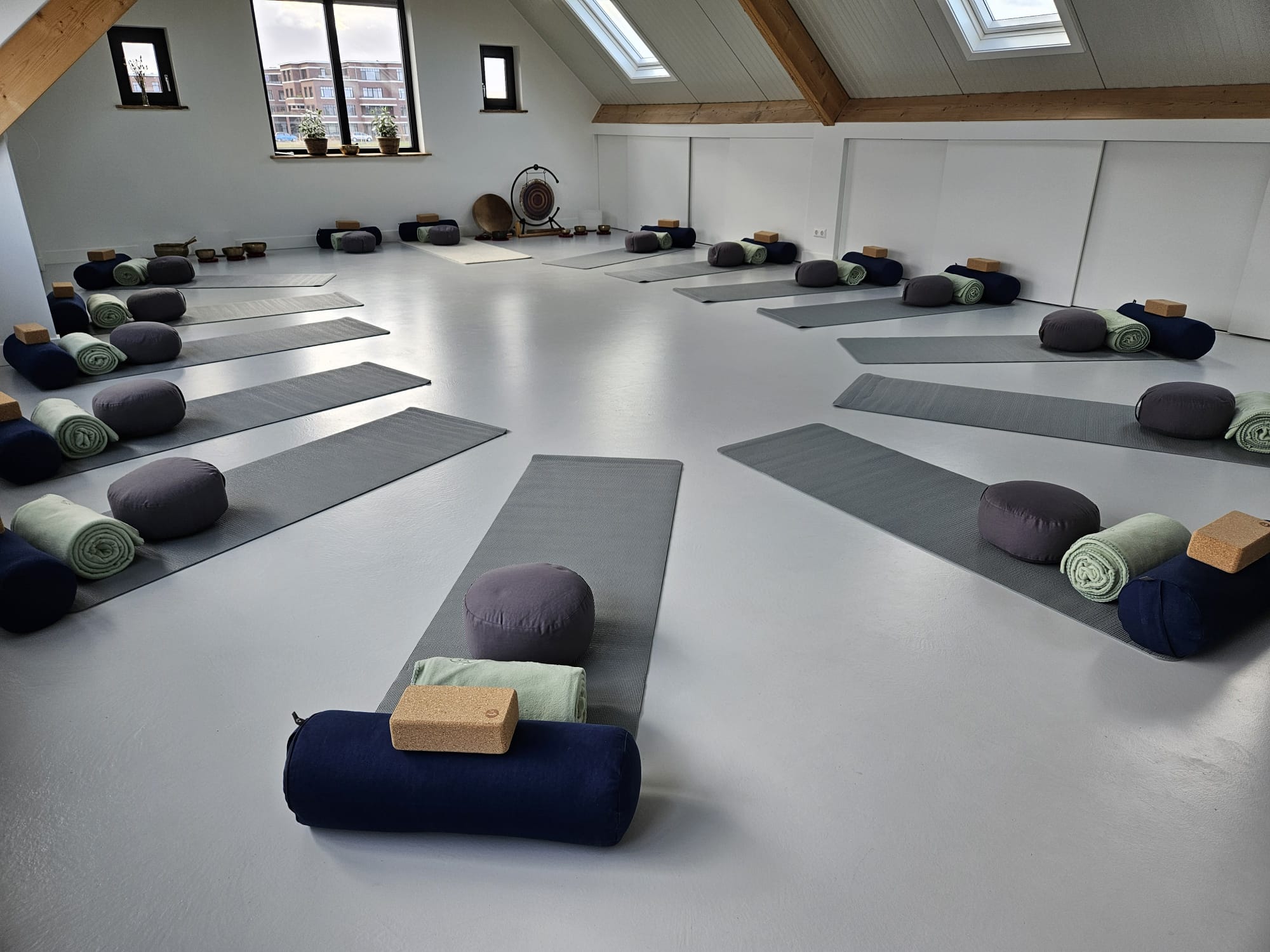 Yoga lessen of cursus kun je organiseren in de Zaal van Land in Zicht in Amersfoort Vathorst. Je kunt je eigen materiaal meenemen, maar ook hebben wij yoga matjes liggen.