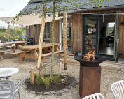 Gasten koken samen met Chiel Culinair in de keuken van Land in Zicht. Black Box kookworkshop.