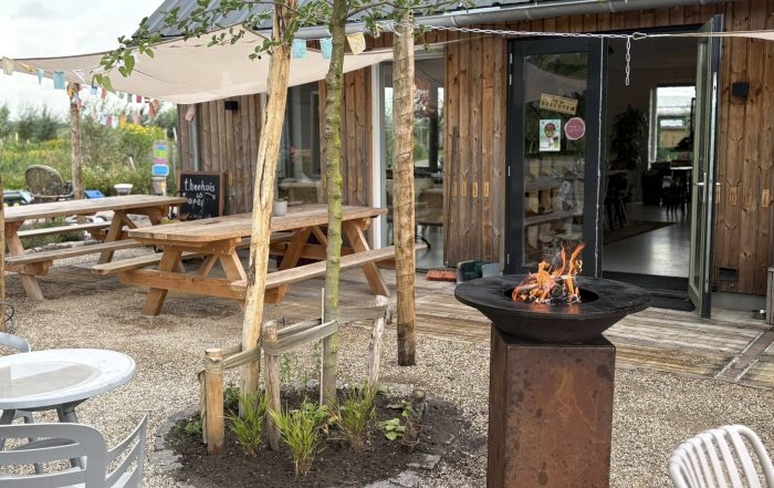 Gasten koken samen met Chiel Culinair in de keuken van Land in Zicht. Black Box kookworkshop.