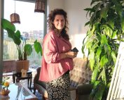 Denise Pol werkt bij Land in Zicht als Officemanager, beheert de social media en assisteert zorg, theehuis, tuinderij, bloemenpluktuin en het hoveniersbedrijf.