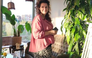 Denise Pol werkt bij Land in Zicht als Officemanager, beheert de social media en assisteert zorg, theehuis, tuinderij, bloemenpluktuin en het hoveniersbedrijf.