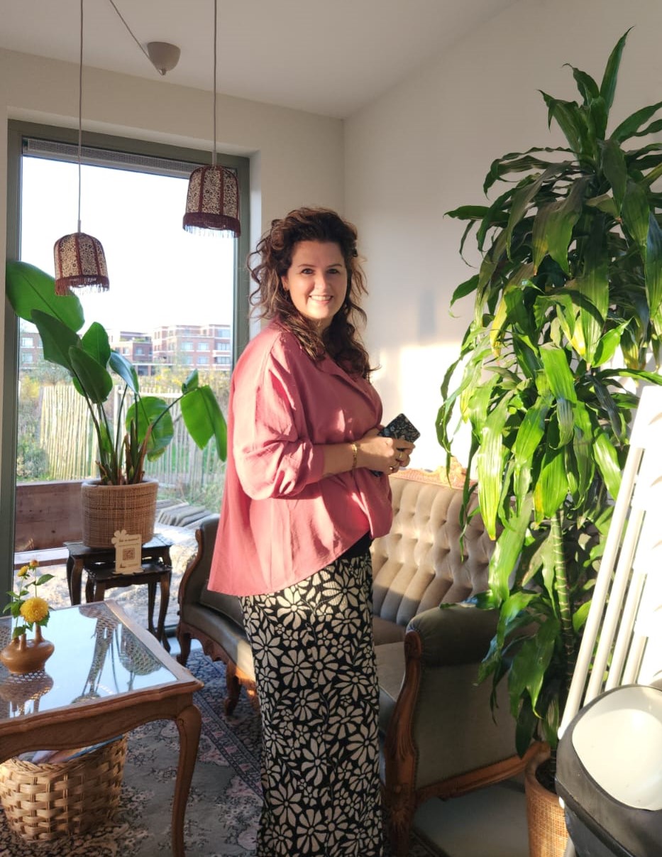 Denise Pol werkt bij Land in Zicht als Officemanager, beheert de social media en assisteert zorg, theehuis, tuinderij, bloemenpluktuin en het hoveniersbedrijf.