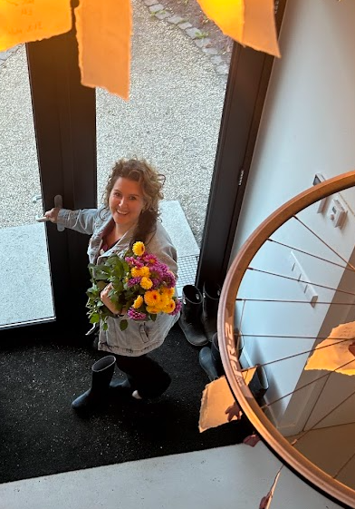 Denise Pol met dahlia uit de bloemenpluktuin in Amersfoort Vathorst.