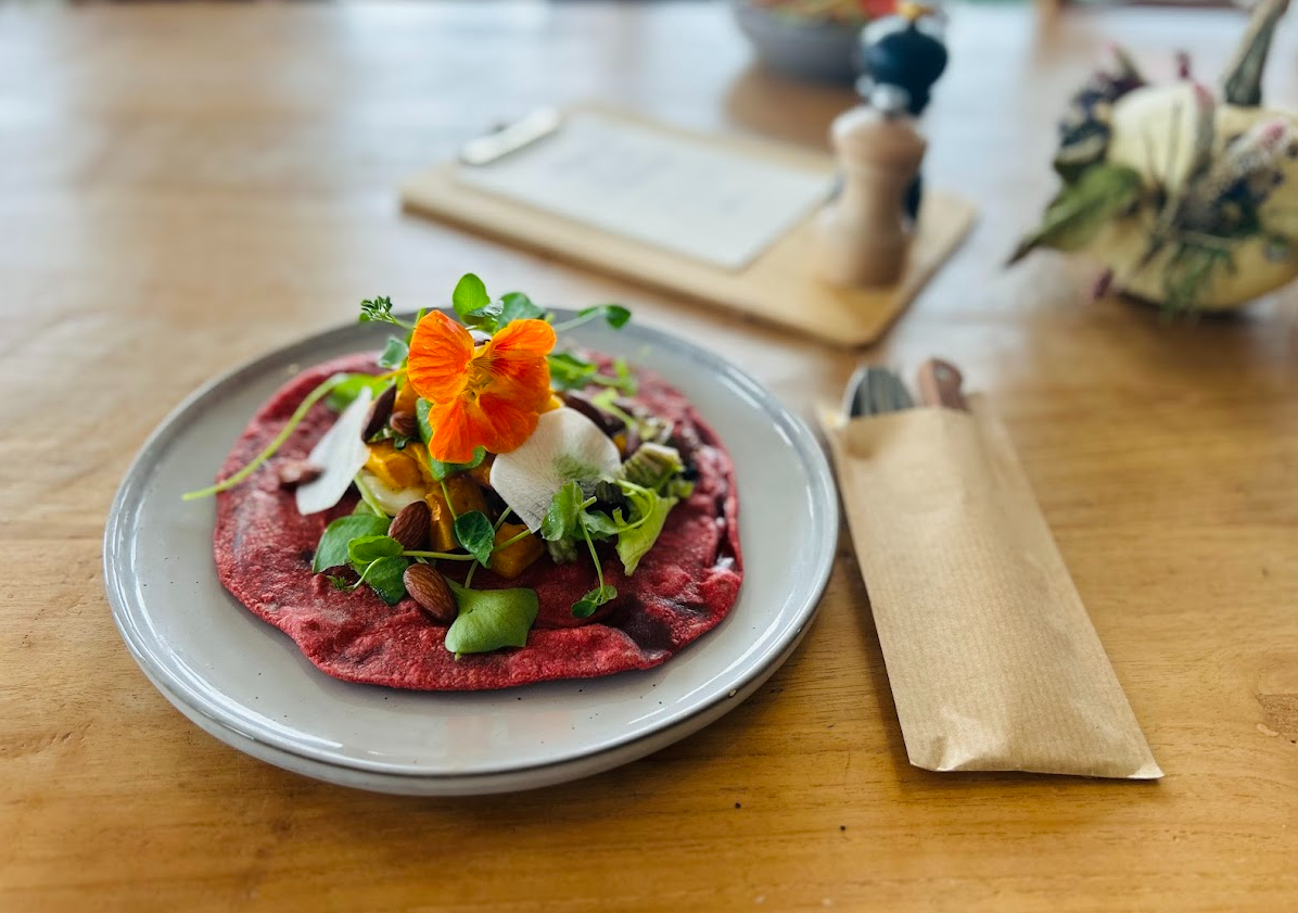 Geniet van een versbereide lunch in het theehuis van Land in Zicht, net buiten Amersfoort. Een lunchplek amersfoort voor huisgemaakte soepen, salades en goede koffie.