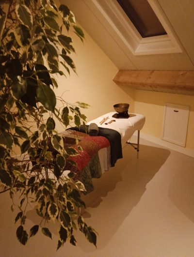 Rustpunt massage ruimte zaalhuur Amersfoort Het Rustpunt is een ideale plek voor coaching, (massage)therapie, sollicitatiegesprekken, individuele gesprekken of een break-outsessie bij een vergadering. Een rustige omgeving waar aandacht en ontmoeting centraal staan in Amersfoort.